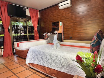 Hotel Heliconias Nature Inn & Hot Springs