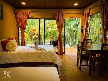Hotel Heliconias Nature Inn & Hot Springs