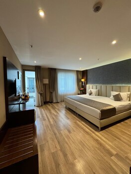 Grand Aras Hotel & Suites