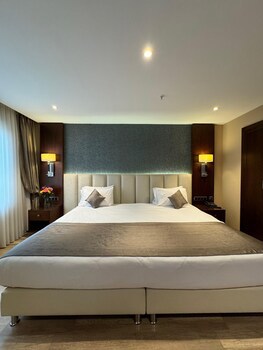 Grand Aras Hotel & Suites