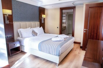 Grand Aras Hotel & Suites