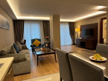 Grand Aras Hotel & Suites