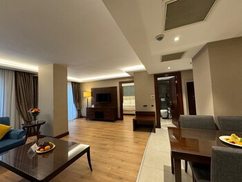 Grand Aras Hotel & Suites