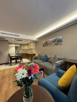 Grand Aras Hotel & Suites