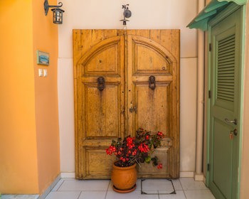 Efchi Suites 1904