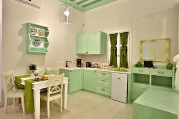 Efchi Suites 1904