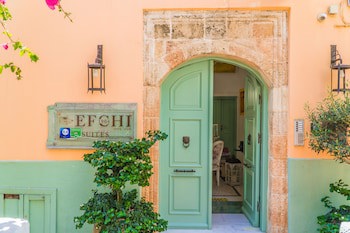 Efchi Suites 1904