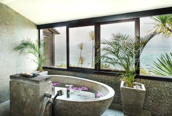 Batu Karang Lembongan Resort & Spa
