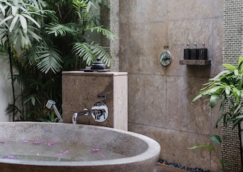 Batu Karang Lembongan Resort & Spa