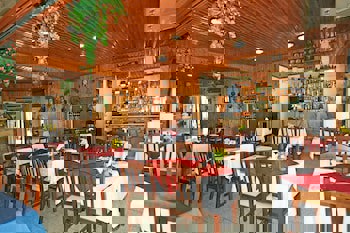 Petsas Apartments & Tavern