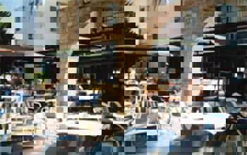 Petsas Apartments & Tavern