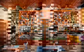 Petsas Apartments & Tavern