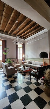 El Patio 77