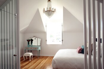 1872 River House By Olivia