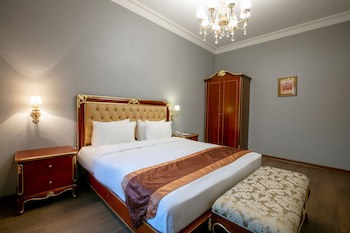 Shah Palace Luxury Museum Hotel