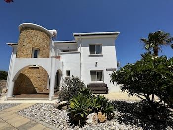 Exquisite Villa With Private Pool In Cyprus