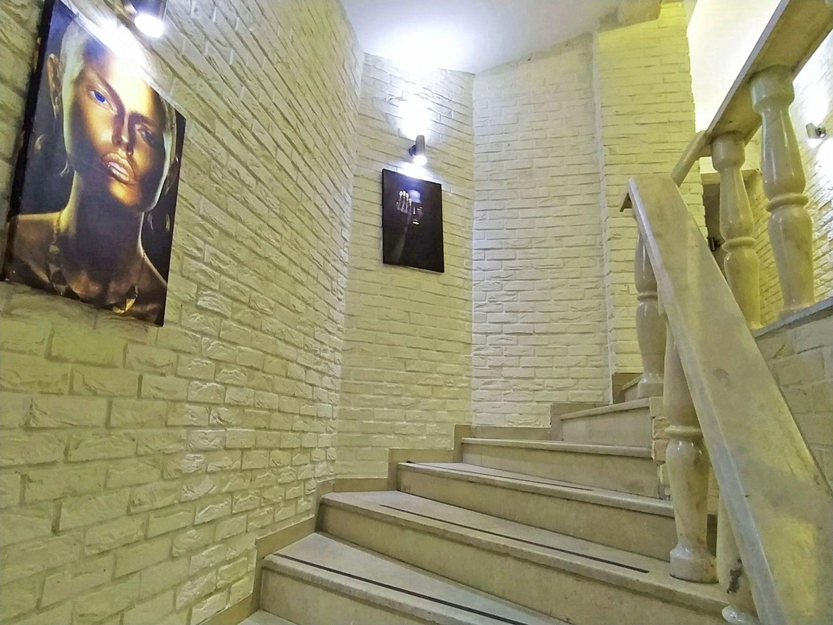 Handrails in stairways
