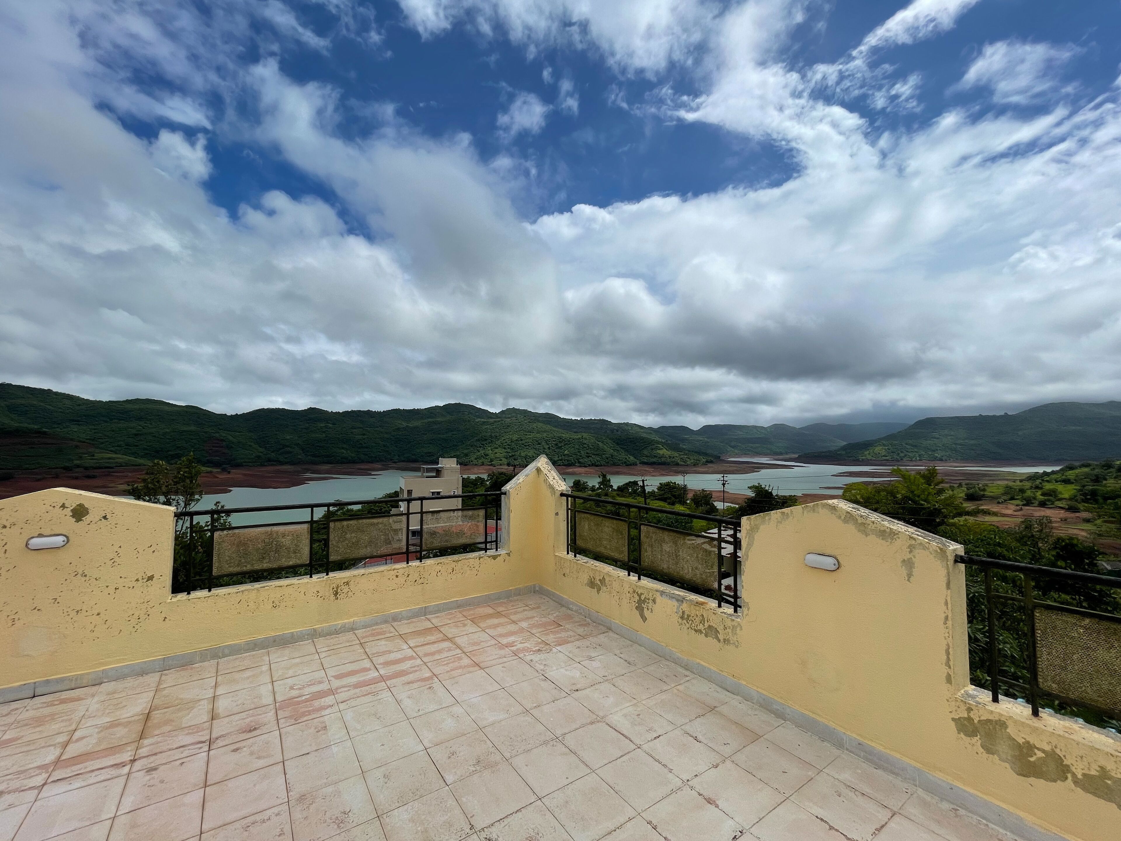 Cosmicstays Countryside Panorama-Lakeview Bungalow