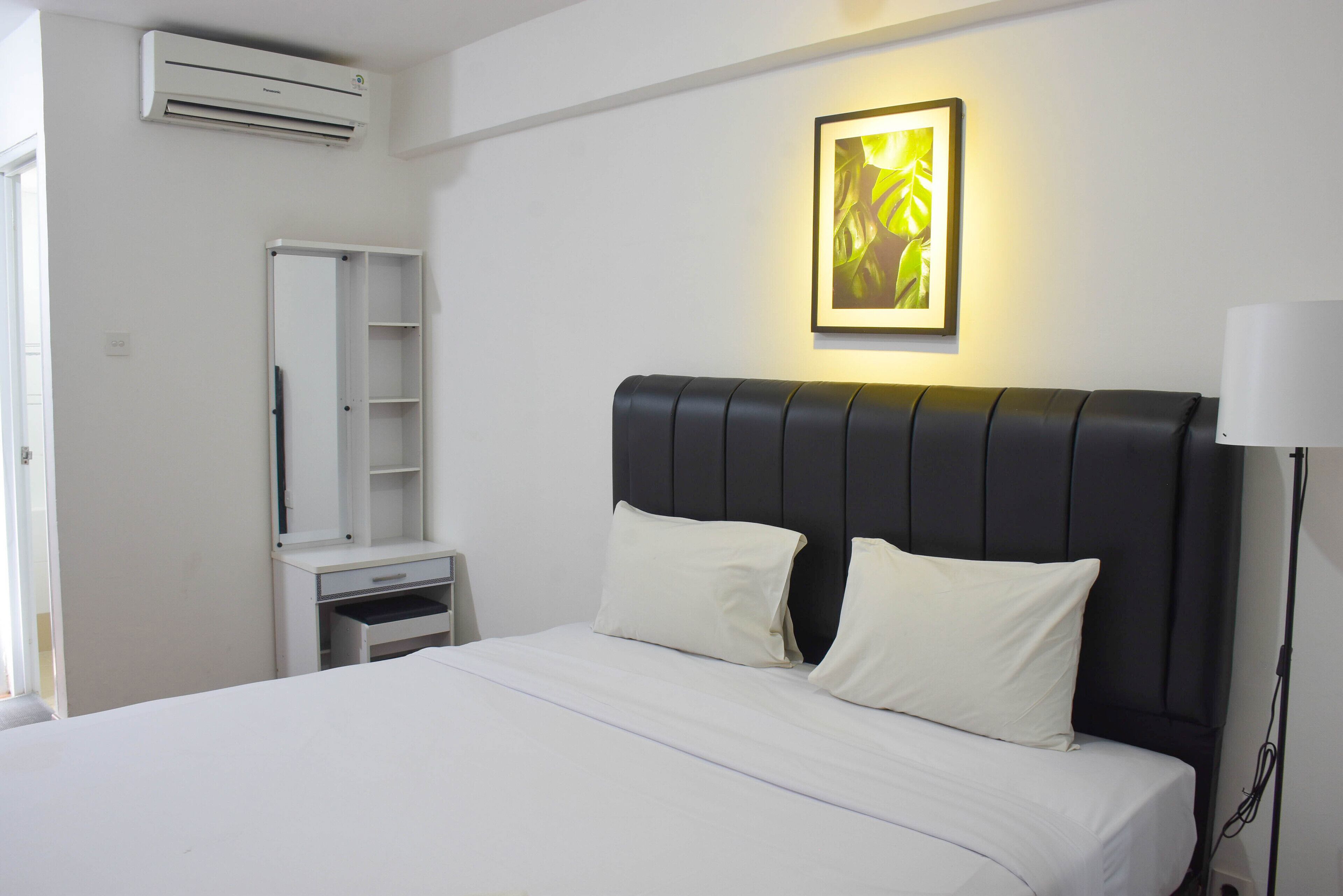Elegant And Comfy Studio At Bassura City Apartment