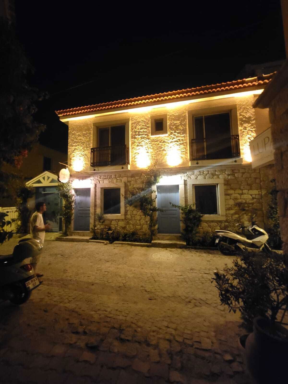 Paris Alacati Butik Otel