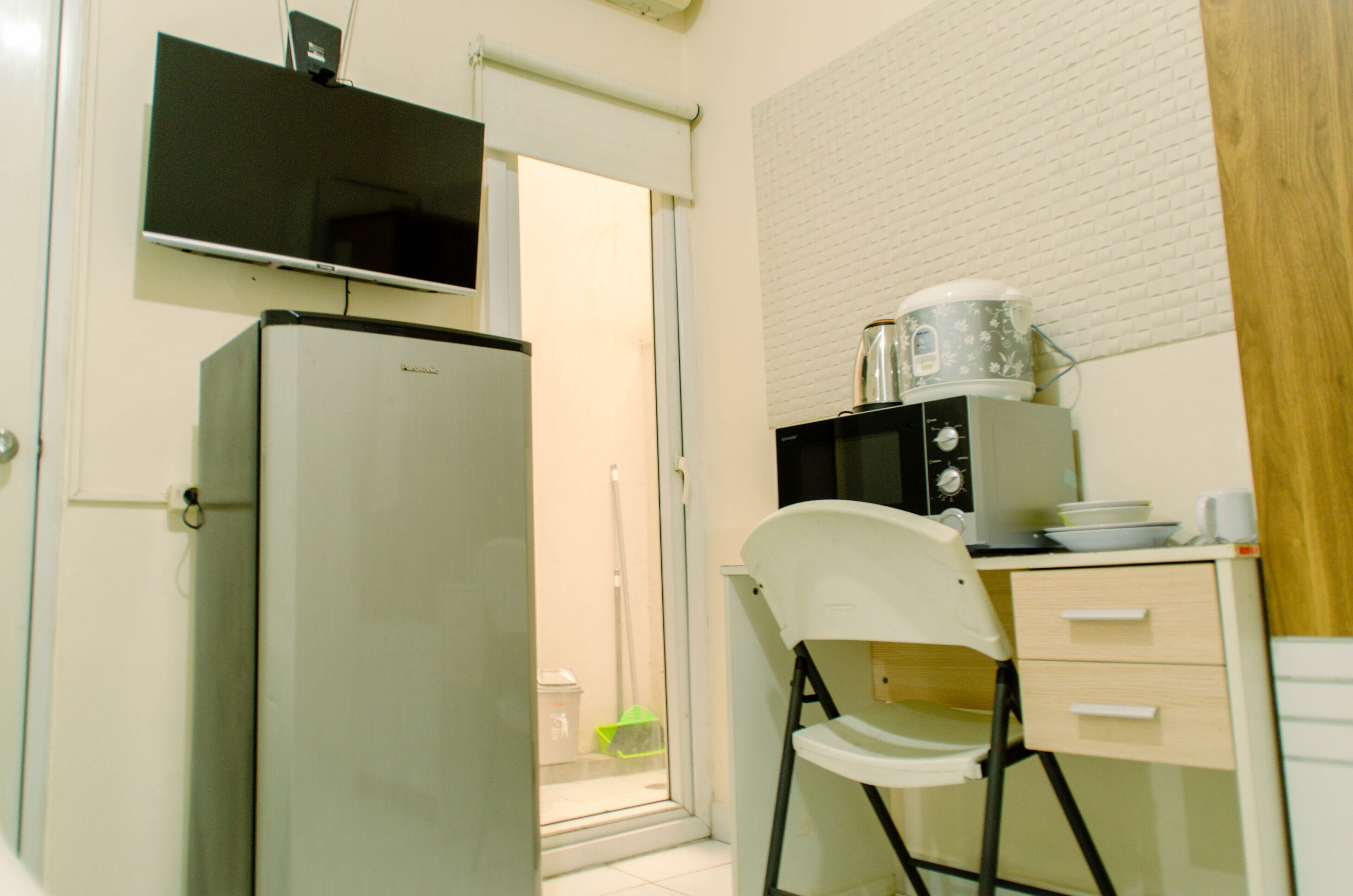 Comfy Studio Apartment At Aeropolis Residence Near Soetta