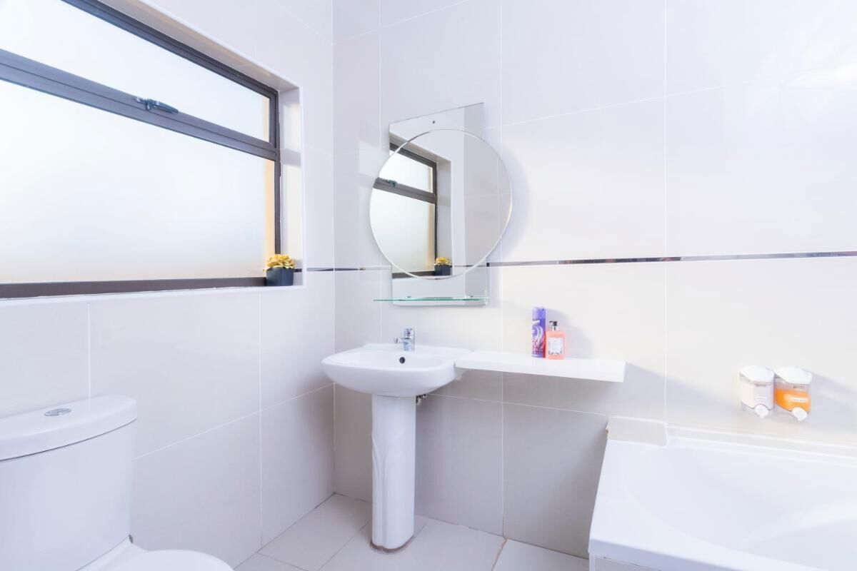 Room In Guest Room - Ezulwini Guest House - Executive Double Room With Pool View, 2 Guests In Balito