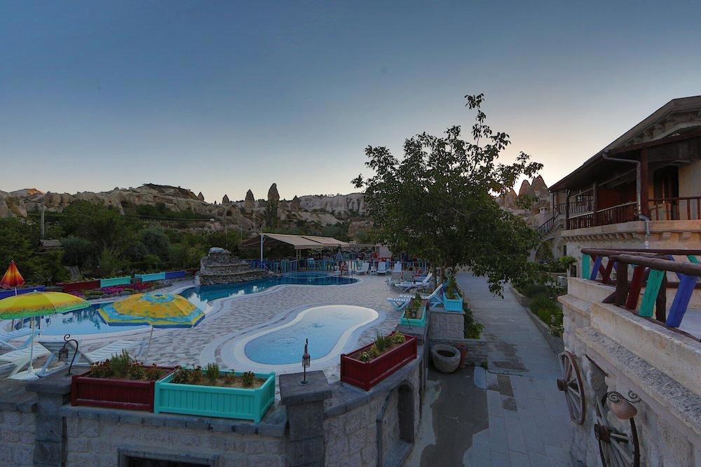 Holiday Cave Hotel