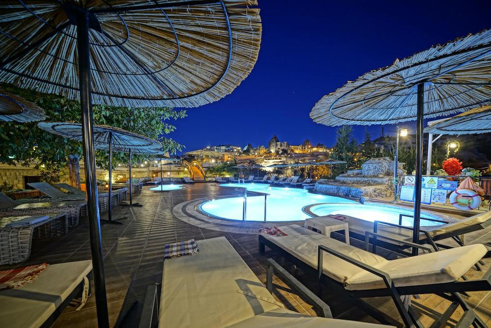 Holiday Cave Hotel
