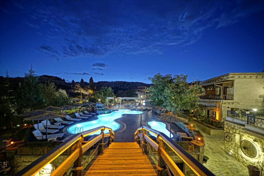 Holiday Cave Hotel