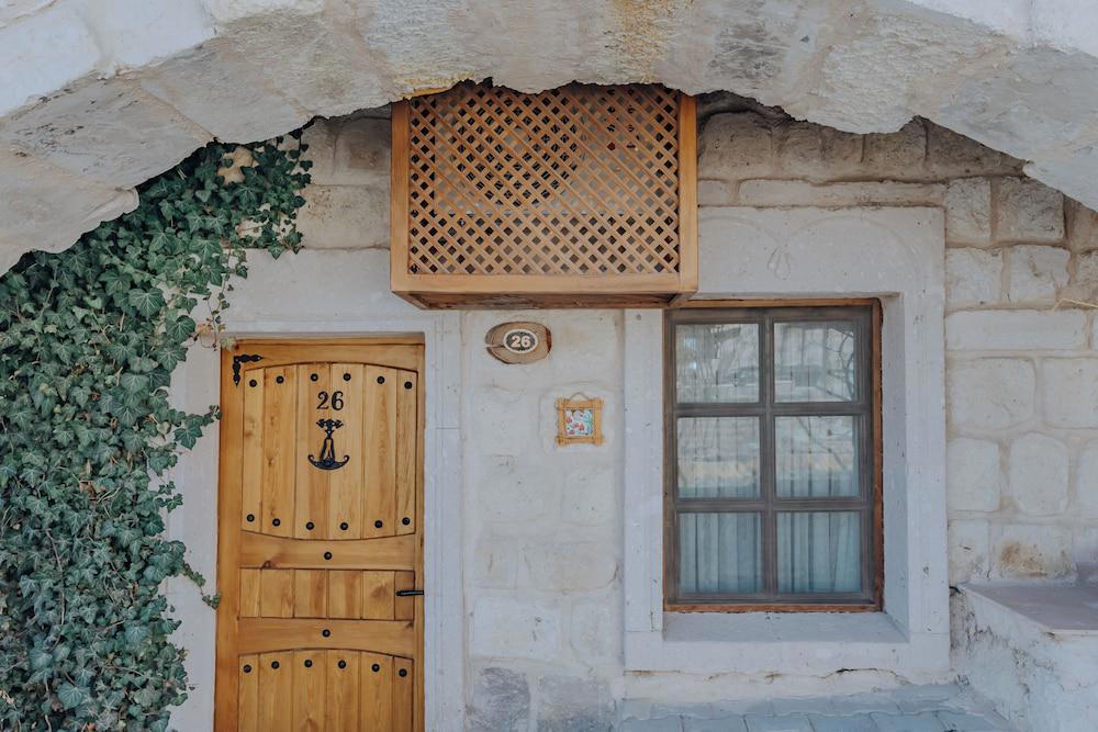 Holiday Cave Hotel