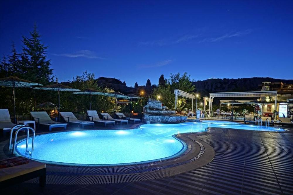 Holiday Cave Hotel