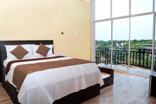 Woody Crest Hotel