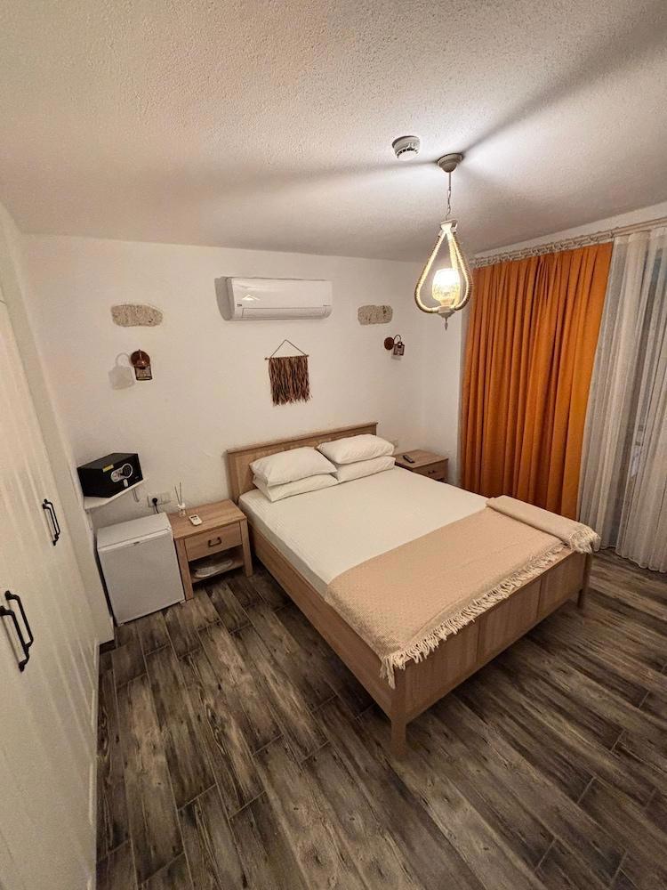 Paris Alacati Butik Otel