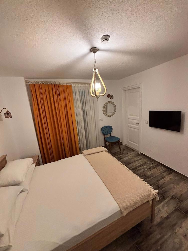 Paris Alacati Butik Otel