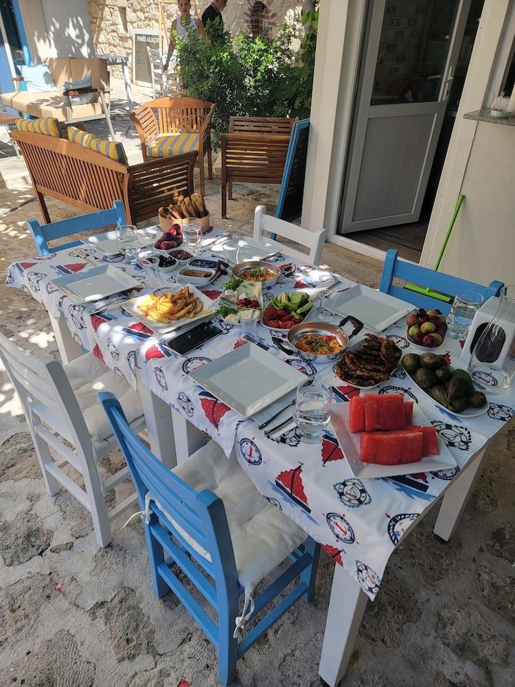 Paris Alacati Butik Otel