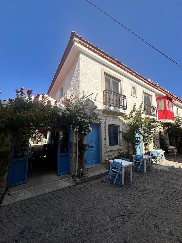 Paris Alacati Butik Otel