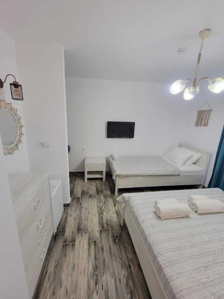 Paris Alacati Butik Otel