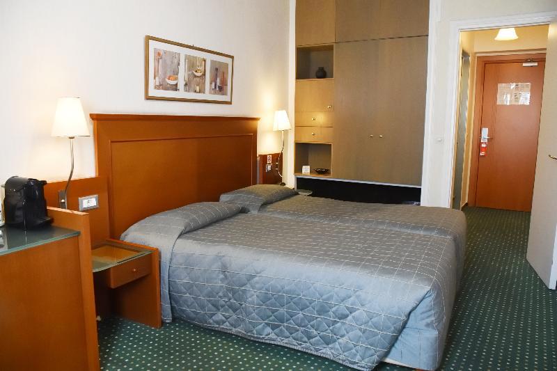 Adrian Hotel fotoğrafı