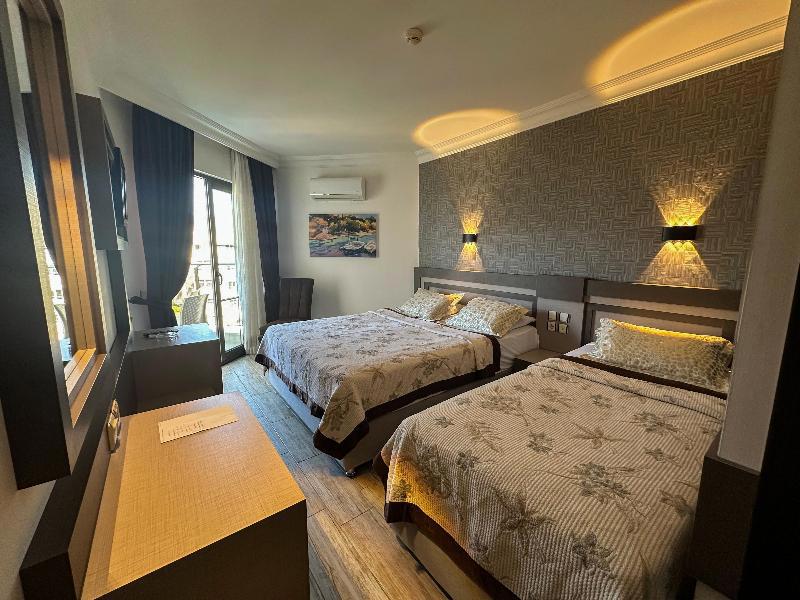 Family Room , 1 Queen Bed and 2 Twin Beds