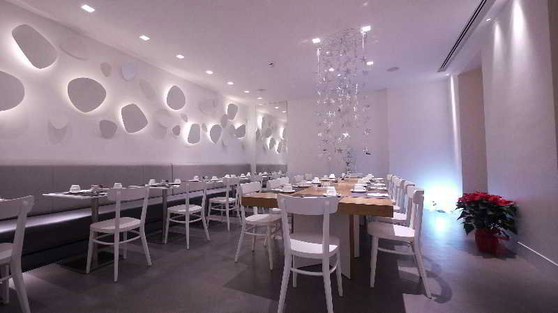 Hotel White