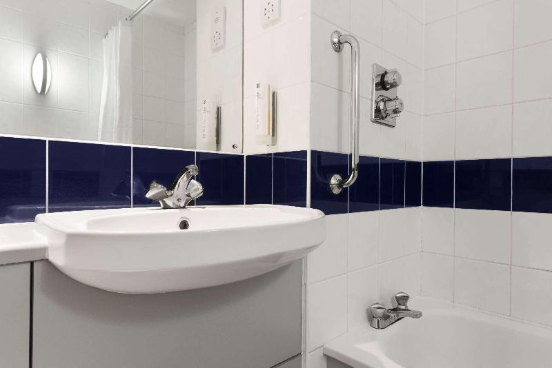Days Inn By Wyndham Abington M74