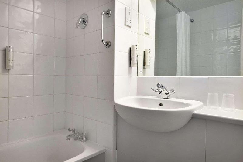 Days Inn By Wyndham Membury M4