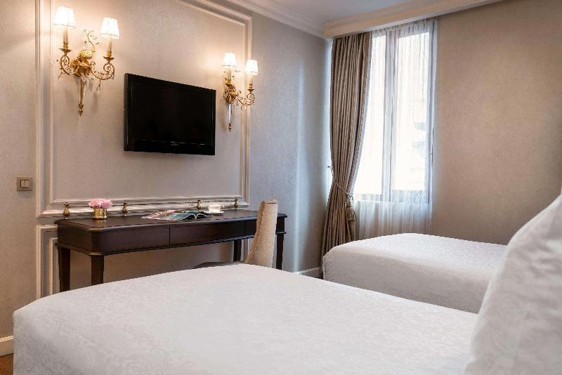 DELUXE  DOUBLE BED  PERA VIEW