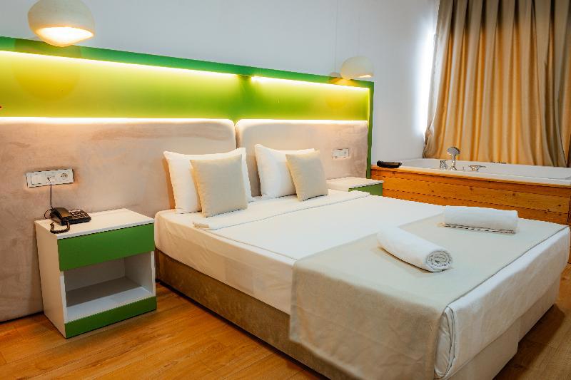 Regenesis Suite Hotel & Spa