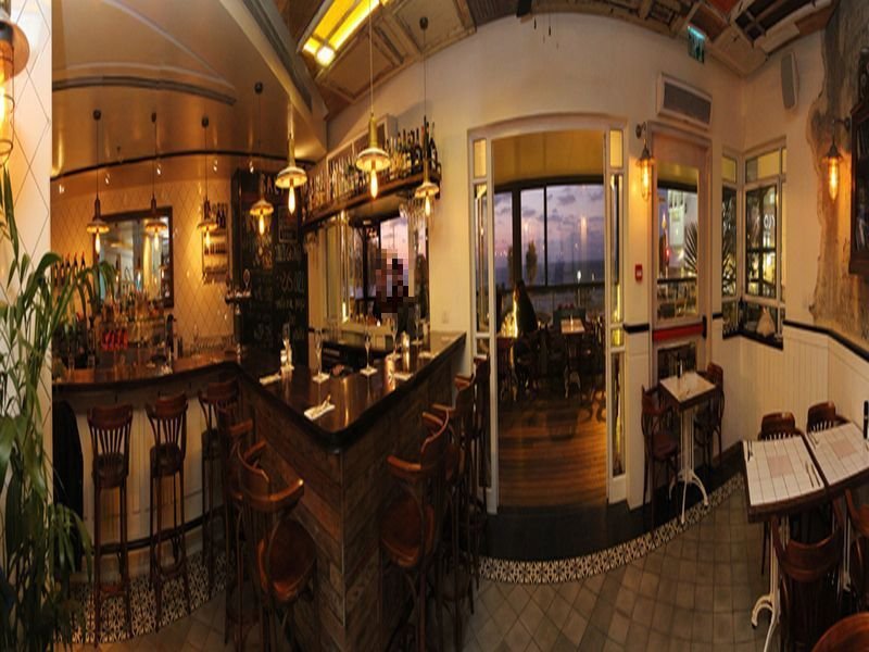 Gordon Hotel & Lounge