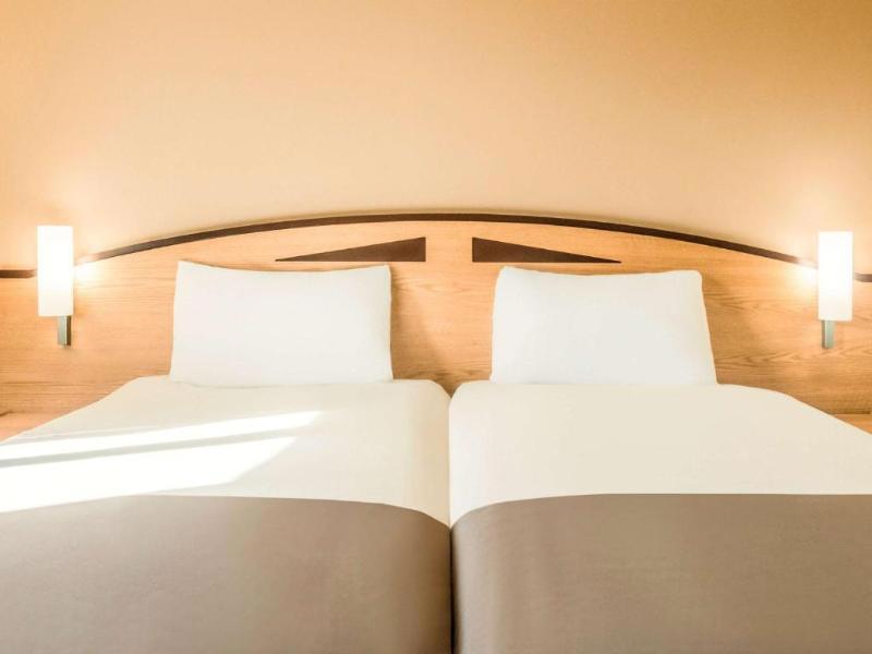 Ibis Rotherham East - M18 - M1