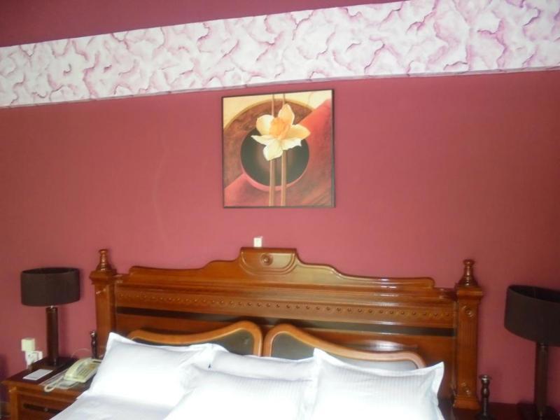 Adot Tina Hotel