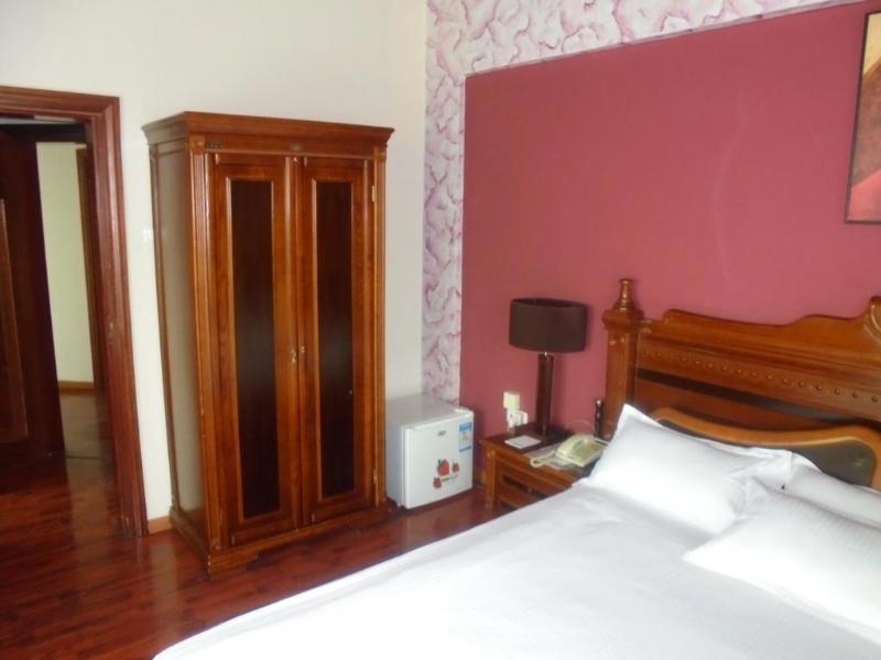 Adot Tina Hotel