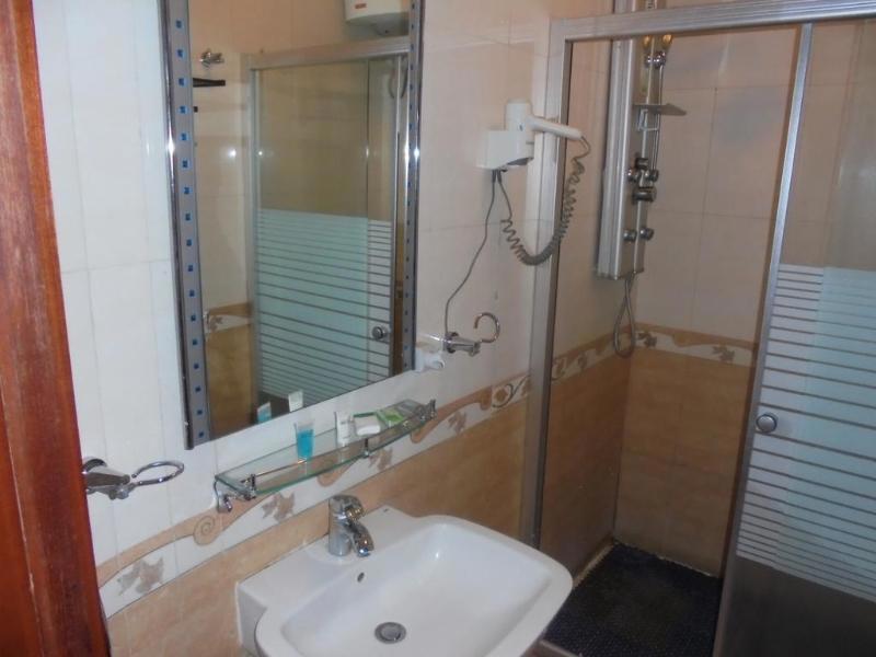 Adot Tina Hotel