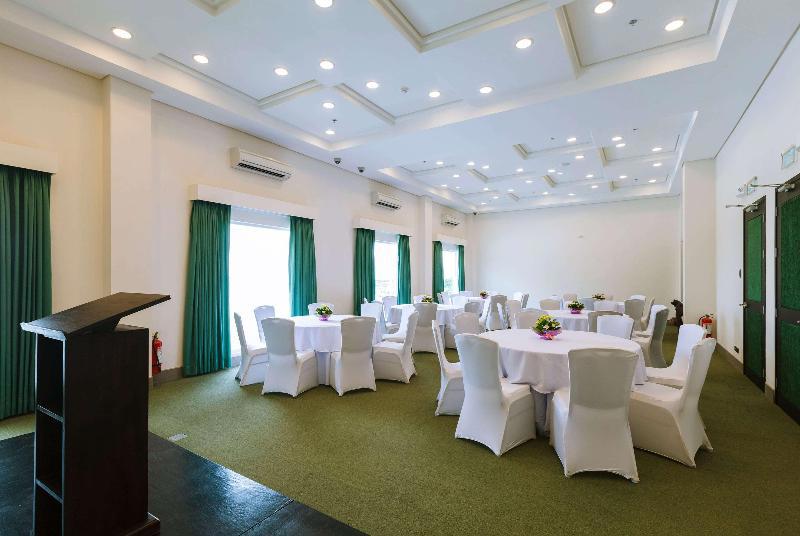 Microtel By Wyndham South Forbes Near Nuvali